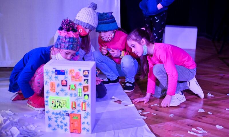Dzieci w Miejskim Teatrze Miniatura podczas warsztatów Tonja z Grimmerdalen 