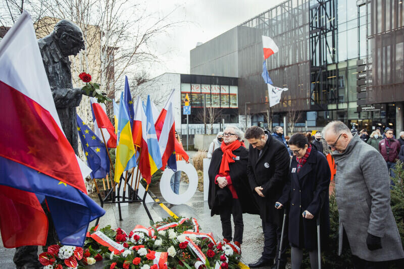 Pierwsza część uroczystości odbyła się pod dachem, następnie goście przeszli pod pomnik znajdujący na placu przed budynkiem Sopot Centrum, przy ulicy Kościuszki. Nz. od lewej: radny Andrzej Stelmasiewicz, zastępca prezydent Gdańska Piotr Borawski, prezydent Gdańska Aleksandra Dulkiewicz i zastępca prezydenta Gdyni Michał Guć