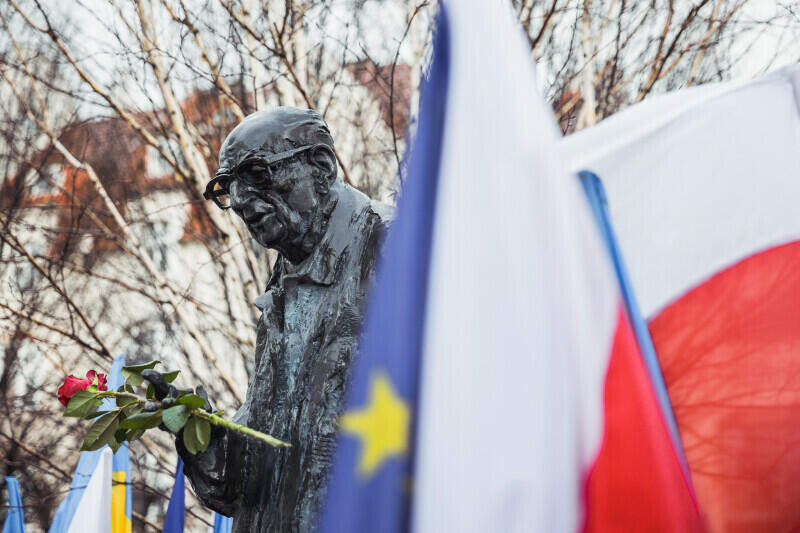 Pomnik prof. Władysława Bartoszewskiego stanął w Sopocie latem 2020 roku. To pierwszy w Polsce taki monument, upamiętniający tę wybitną postać