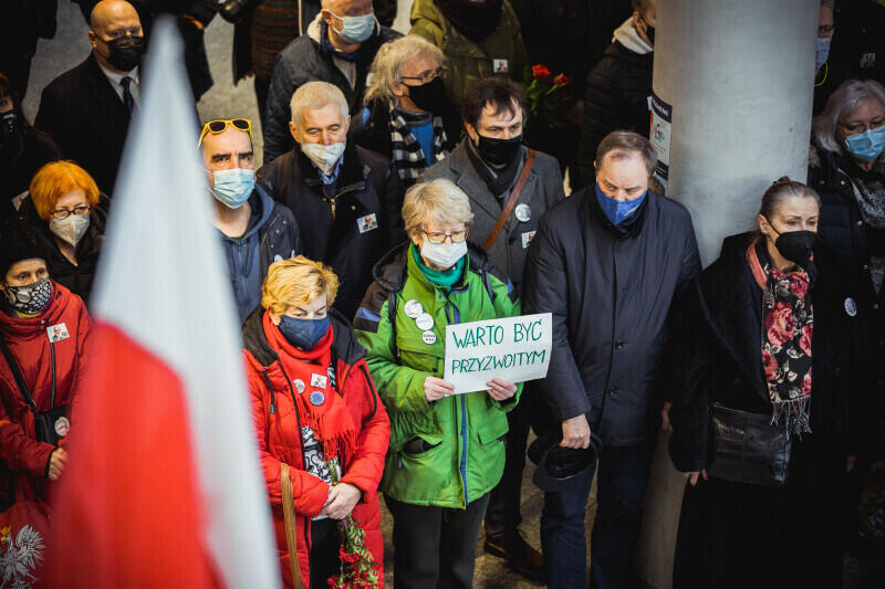 „Warto być przyzwoitym” - to słynne słowa prof. Władysława Bartoszewskiego, które w dzisiejszych czasach szczególnie trzeba powtarzać