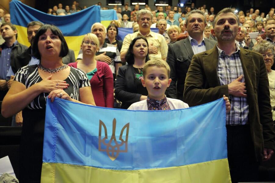 Sukces ukraińskich demokratów stał się inspiracją dla obywateli Europy wschodniej oraz zagrożeniem dla postsowieckich dyktatorów - pisze Basil Kerski. Nz. publiczność w audytorium ECS, podczas spotkania z bohaterami Euromajdanu, 29 września 2014 roku