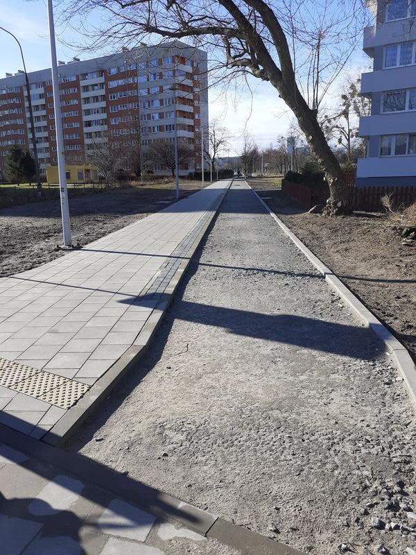 Już za kilka tygodni mieszkańcy będą mogli skorzystać z nowego odcinka drogi rowerowej i przebudowanego chodnika