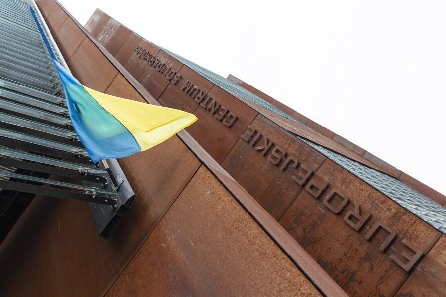Flagę Ukrainy przy głównym wejściu do Europejskiego Centrum Solidarności wywiesili pracownicy ECS