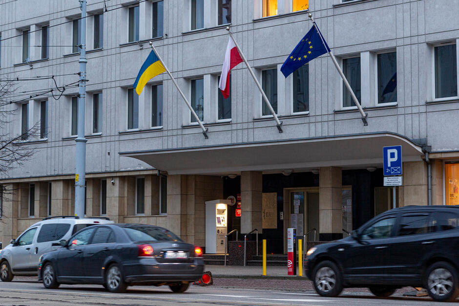 Flaga Ukrainy obok Polski i Unii Europejskiej zawisła na budynku Urzędu Miejskiego w Gdańsku 