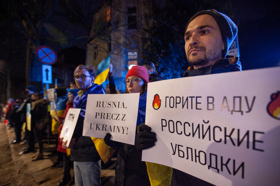 Demonstranci z hasłami w języku ukraińskim