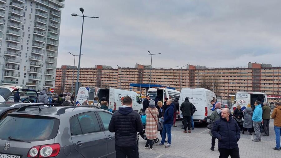 W ciągu dwóch godzin dosłownie setki osób przyniosły na parking na Przymorzu większe lub mniejsze dary dla uchodźców na granicy z Ukrainą 