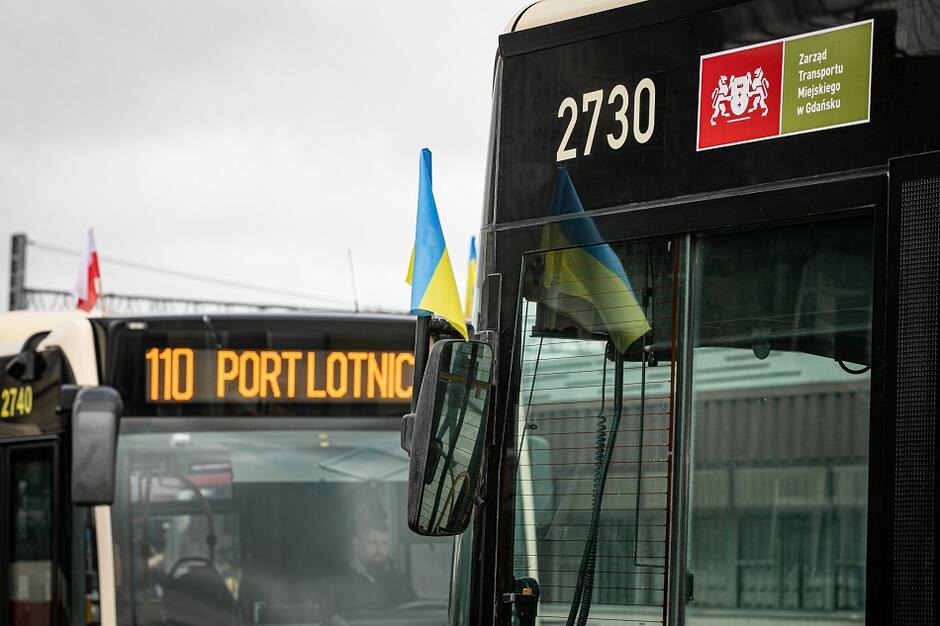 Gdańskie Autobusy i Tramwaje w geście solidarności z Ukrainą wywiesiły flagi Ukrainy i Polski na swoich pojazdach
