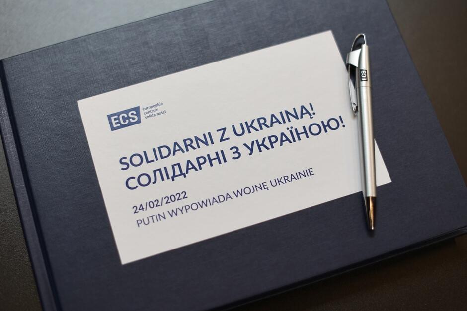 Okładka księgi, w której wpisywać można słowa wsparcia dla Ukrainek i Ukraińców, wyłożona w Europejskim Centrum Solidarności