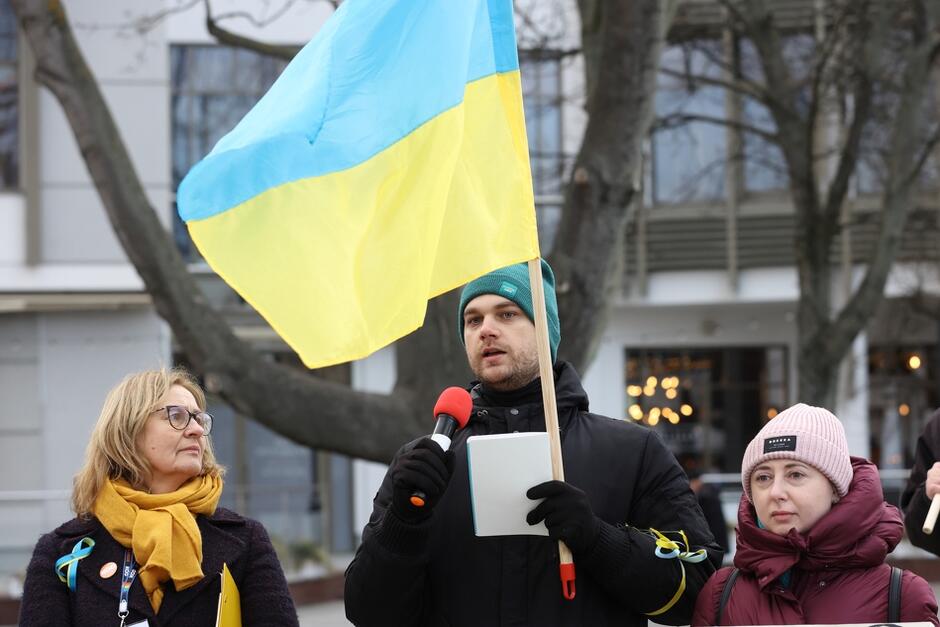 Pan Włodymyr z flagą Ukrainy, z prawej strony - pani Iwanka