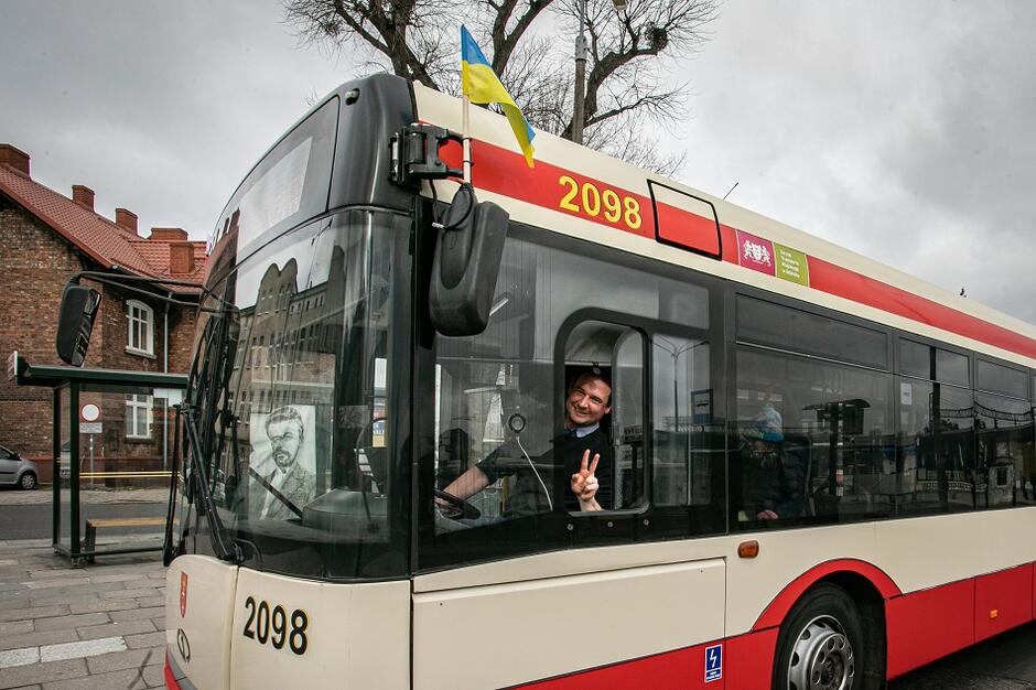 Autobusy i tramwaje GAiT oznaczone są ukraińskimi flagami