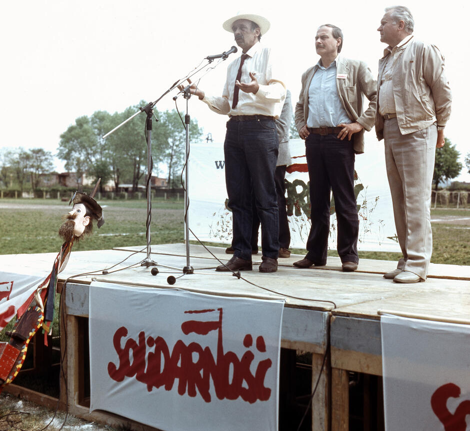 1989, wiec przedwyborczy Solidarności w Rumii, od lewej: Szymon Pawlicki Pawlicki, Krzysztof Dowgiałło i Czesław Nowak