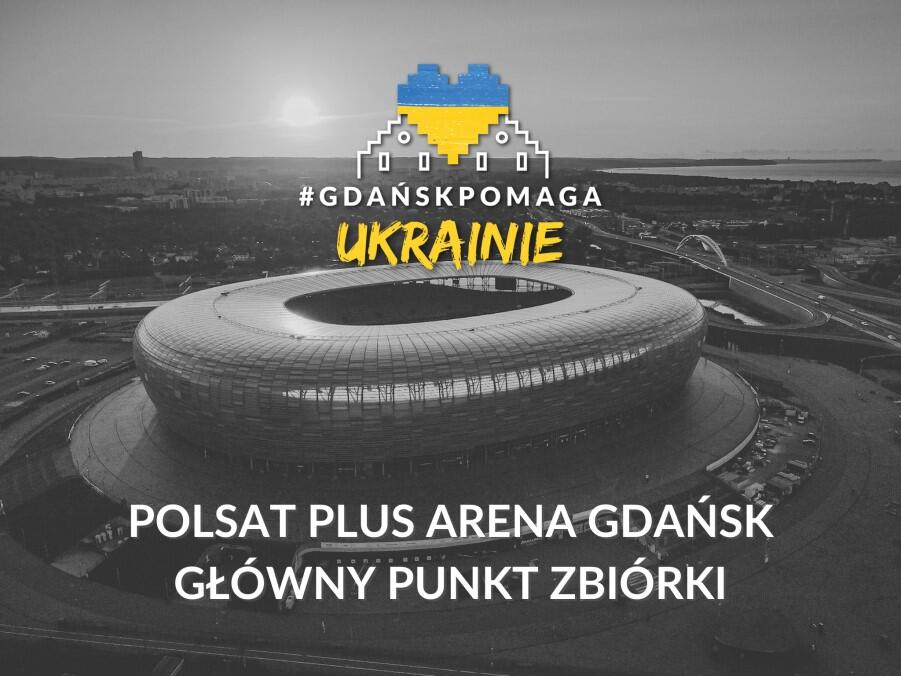 Grafika z żółto niebieskim napisem Gdańsk Pomaga Ukrainie. U dołu biały napis Polsat Plus Arena Gdańsk Główny Punkt Zbiórki. W tle widok stadionu Polsat Plus Arena Gdańsk