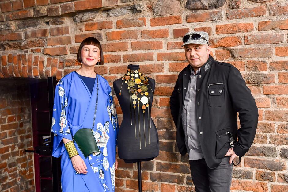 Anna Orska i Tomasz Ołdziejewski. Pomiędzy nimi naszyjnik na ekspozytorze. fot. A. Grabowska