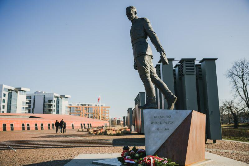 Pomnik rotmistrza Witolda Pileckiego przed Muzeum II Wojny Światowej
