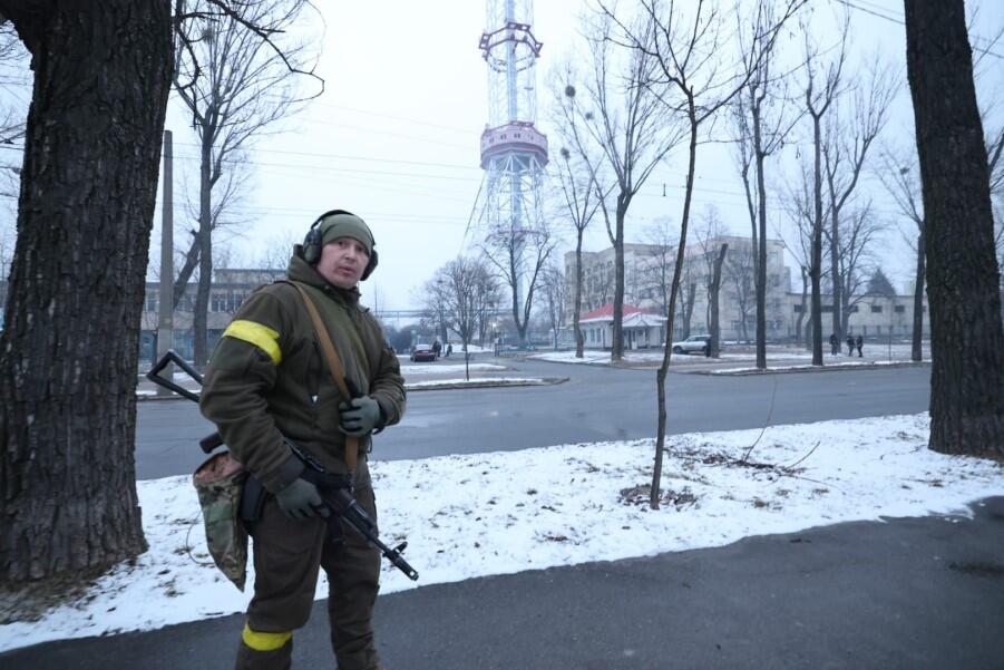 Pod wieżą telewizyjną, zaraz po rosyjskim ataku rakietowym, w którym zginęły cztery przypadkowe osoby, idące ulicą 
