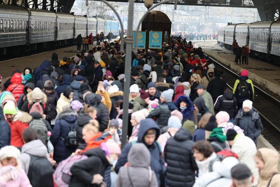 Na dworcach kolejowych zbierają się tysiące ludzi. Z każdym dniem jest ich coraz więcej. Uciekają przed wojną do Polski