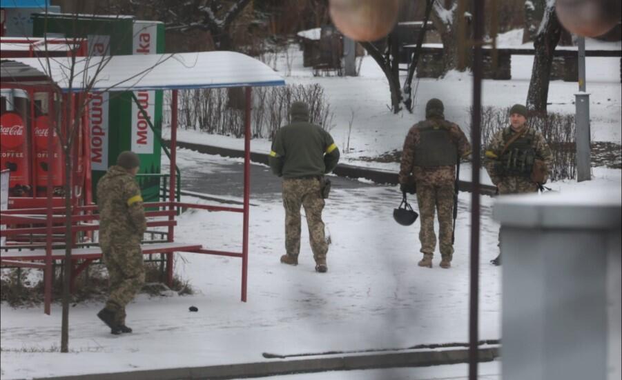 Zdjęcia żołnierzy lepiej robić z ukrycia. W Kijowie poszukiwani są rosyjscy dywersanci, po mieście rozeszła się plotka, że tacy chętnie podszywają się pod polskich dziennikarzy 