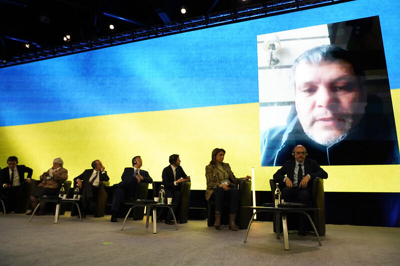 Uczestnicy debaty łączą się z walczącym Kijowem. Nz. z ekranu mówi Jurij Andryiczuk