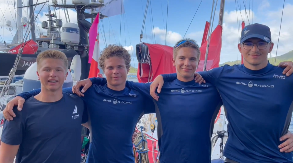 Oto laureaci II Nagrody Honorowej „Rejs Roku 2021”. To członkowie jachtu „Sailing Poland” żeglującego pod banderą Yacht Klubu Polski Gdynia 