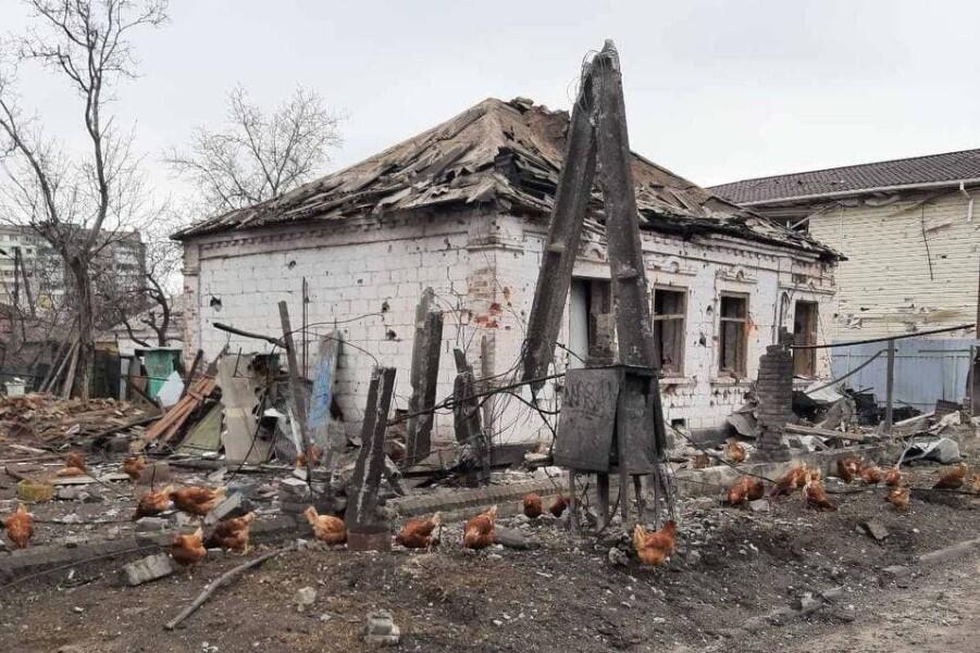 Jedna z posesji zniszczonych przez rosyjski ostrzał w lewobrzeżnej części Mariupola