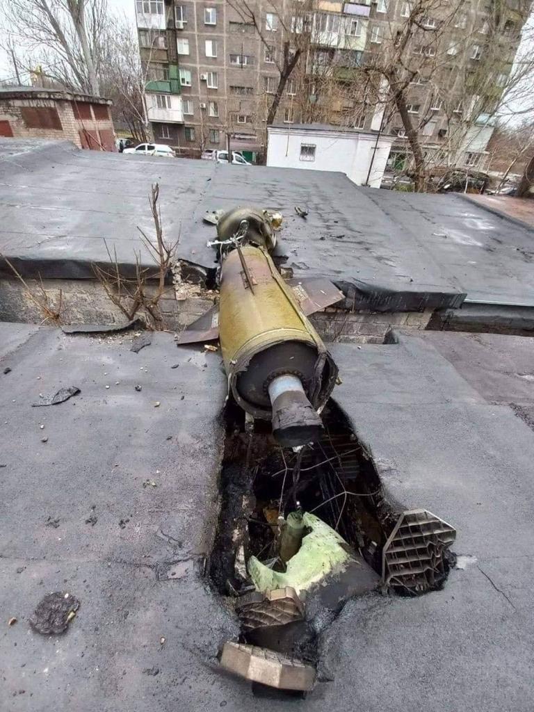 Szczątki rosyjskiej rakiety bojowej na terenie osiedla mieszkaniowego w Mariupolu