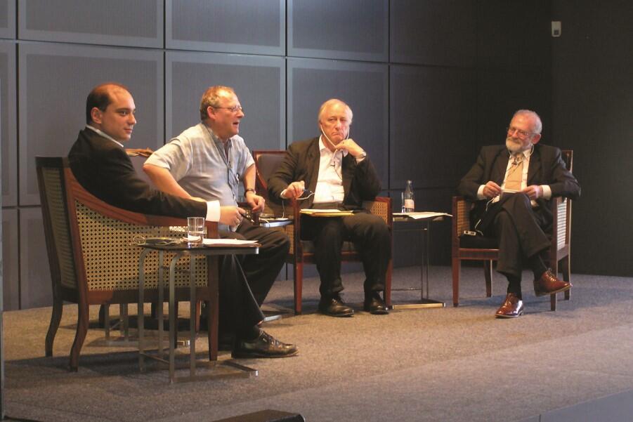 Czerwiec 2007. Debata na temat Polski i Niemiec w Europie w Pałacu Neuhardenberg pod Berlinem. Na zdjęciu od prawej: prof. Bronisław Geremek, prof. Heinrich August Winkler, Adam Michnik i Basil Kerski