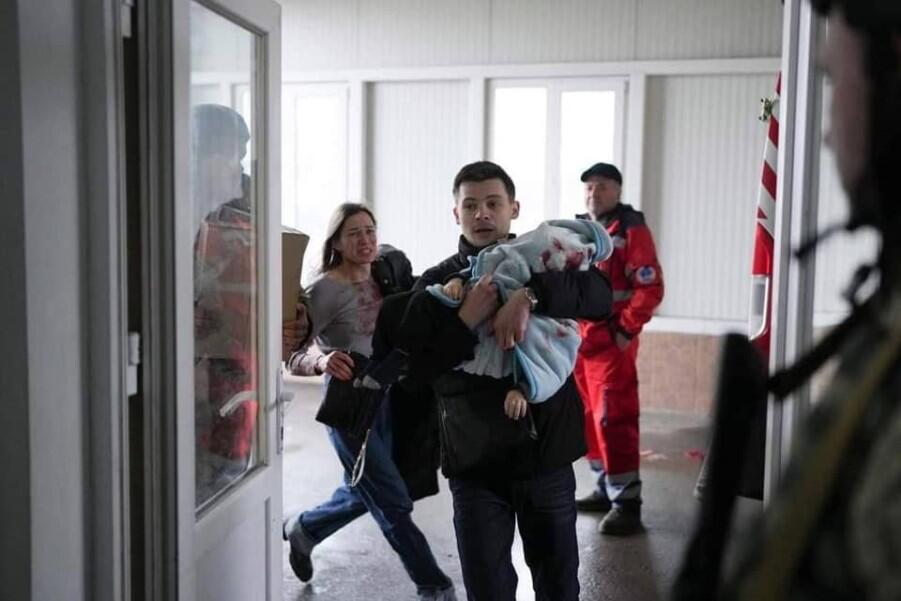 Rodzice Kiryłła wbiegają z rannym dzieckiem do szpitala w Mariupolu, nie wiedząc, że dziecko już nie żyje
