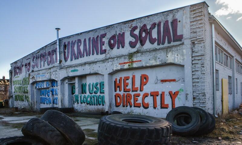 mural z napisami "Jak wspierać Ukrainę w mediach społecznościowych"