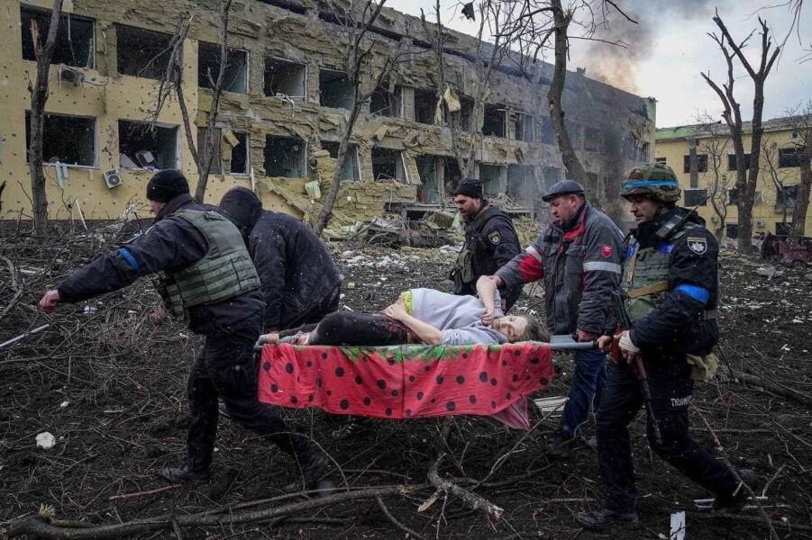 Jakim człowiekiem trzeba być, żeby ostrzeliwać artylerią i rakietami dzielnice mieszkalne, zbombardować szpital? - pytają Ukraińcy. Nz. ewakuacja kobiety ze zniszczonej porodówki