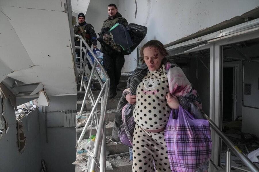Ta kobieta w zaawansowanej ciąży o własnych siłach opuszcza porodówkę po bombardowaniu. Co musiała przeżyć? 