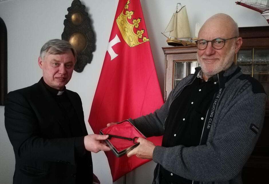 Prof. Jörg Linowitzki z Lubeki przekazuje klucz proboszczowi kościoła Mariackiego w Gdańsku ks. Ireneuszowi Bradtke