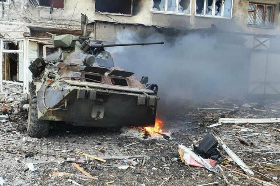 Rosjanie ostrzałem ludności cywilnej chcą osłabić ducha obrońców Mariupola. Podejmowane przez wojska Putina próby wejścia do miasta kończą się dla nich stratami. Nz. transporter opancerzony BTR zniszczony na ulicy przez ukraińską piechotę morską 