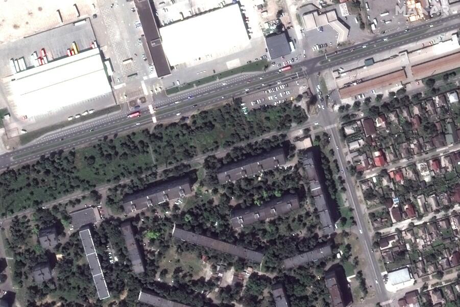 Porównanie tego samego miejsca w Mariupolu na podstawie zdjęć satelitarnych. Tutaj - osiedle mieszkaniowe przed rozpoczęciem rosyjskiego ostrzału