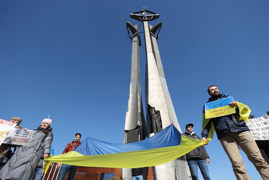 Pomnik Poległych Stoczniowców 1970 w niedzielę, 13 marca 2022 był świadkiem antywojennego protestu z udziałem Ukraińców, Białorusinów i Polaków