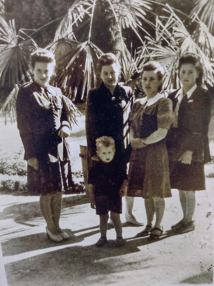 W rodzinnym archiwum uwagę przykuwa szczególnie zdjęcie z gdańskiej palmiarni w Oliwie, wykonane w latach 40. ubiegłego wieku