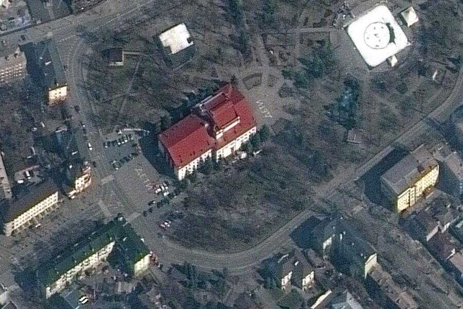 Zdjęcie satelitarne przedstawia usytuowanie Teatru Dramatycznego. Gmach znajduje się w Śródmieściu Mariupola, na terenie parku. Na zdjęciu widać wyraźnie dużych rozmiarów napis DZIECI, który znajduje się w dwóch miejscach. Białe litery są dobrze widoczne z lotu ptaka 