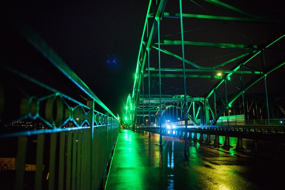 Wiadukt w ciągu ul. Kościuszki na Dzień św. Patryka, fot Dominik Paszliński