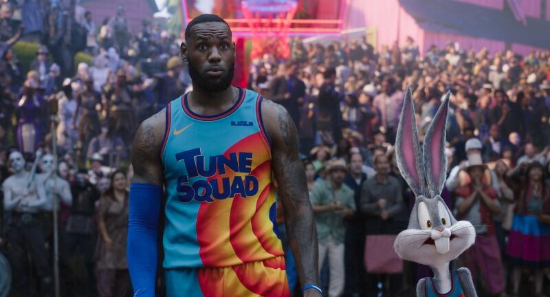 W filmie „Kosmiczny mecz: Nowa era” LeBron James i drużyna animków muszą pokonać w meczu koszykówki złośliwą sztuczną inteligencję. Stawką pojedynku są losy świata