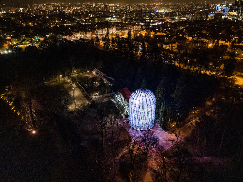 Nocne zdjęcia nowej rotundy w Parku Oliwskim