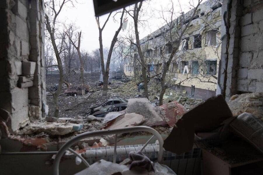 Teren zbombardowanego przez Rosjan Szpitala w Mariupolu. W mieście zniszczonych lub uszkodzonych jest 90 procent wszystkich budynków
