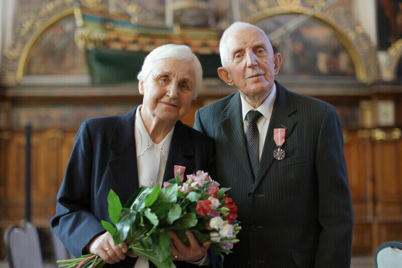 We wtorek, 22 marca, dwadzieścia par świętowało małżeńskie jubileusze. Wśród nich państwo Irena i Władysław Tłoczyńscy (na zdjęciu), którzy opowiedzieli o swojej recepcie na długi, udany związek
