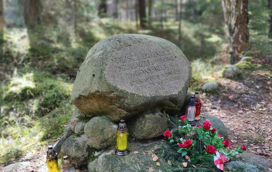 Monument, który znajduje się w sztutowskim lesie, w miejscu kaźni i pierwszego pochówku zamordowanych polskich działaczy