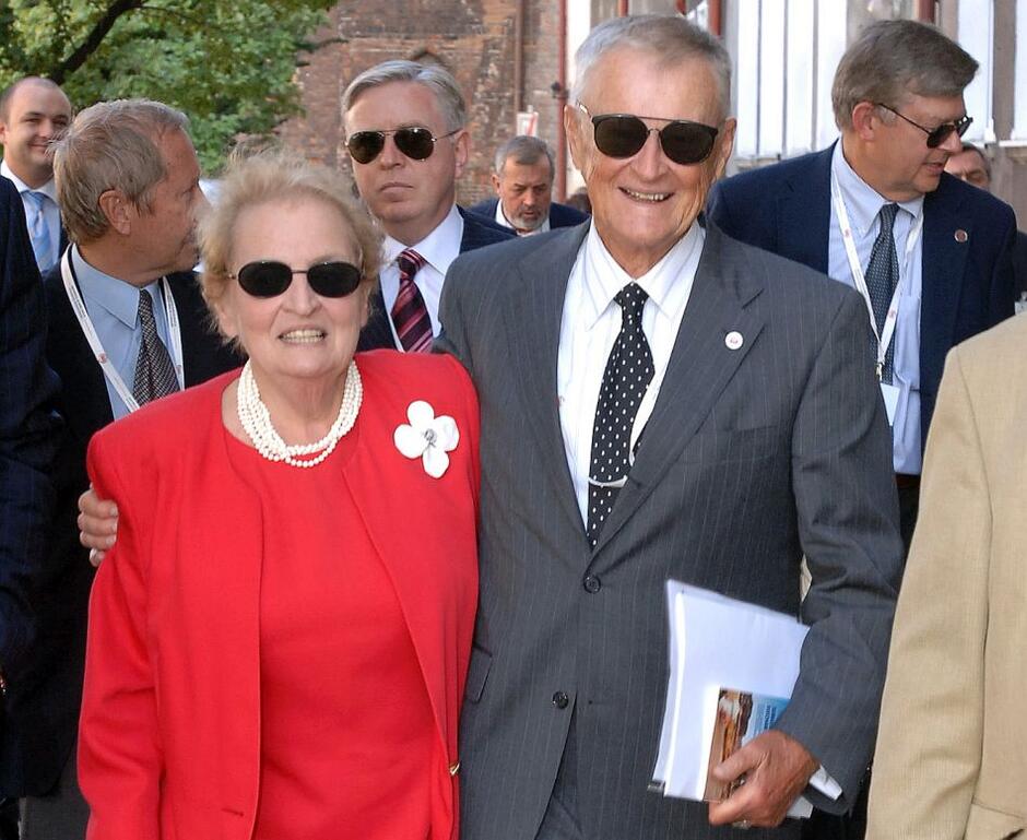 31.08.2005 - Były doradca prezydenta USA Jimmy'ego Cartera Zbigniew Brzeziński i Madeleine Albright podczas spaceru po Gdańsku