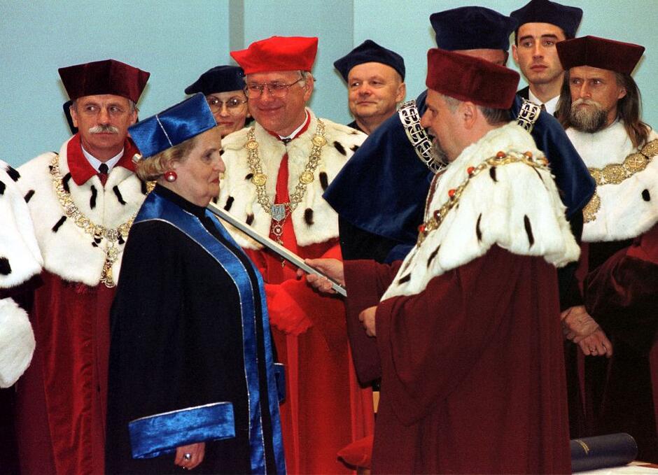 25.06.2000 - Rektor Uniwersytetu Gdańskiego prof. Marcin Pliński nadaje sekretarz stanu USA Madeleine Albright tytuł doktora honoris causa