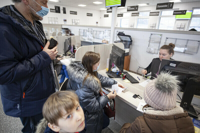 Numer PESEL przyznawany jest w Gdański Centrum Świadczeń przy ul. Kartuskiej 32/34 i w Zespole Obsługi Mieszkańców nr 4, przy ul. Wilanowskiej 2 