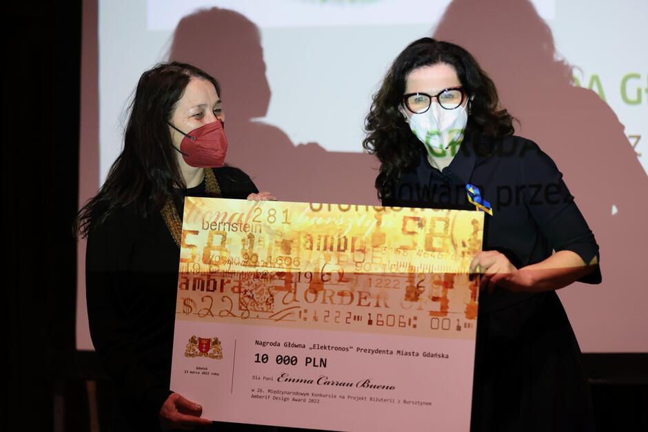 Aleksandra Dulkiewicz wręczyła Nagrodę Główną Prezydenta Miasta Gdańska - AMBERIF DESIGN AWARD, w wysokości 10 000 złotych. Otrzymała ją mieszkająca w Mediolanie artystka Emma Carrau Bueno 