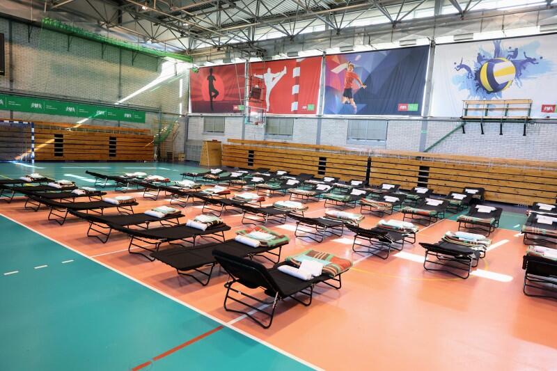 Miejska Hala Sportowa Gdańskiego Ośrodka Sportu przy ul. Kołobrzeskiej 61 w Gdańsku to miejsce, w którym każdego dnia ponad 80 osób znajduje miejsce do spania, możliwość skorzystania z prysznica, czyste ubrania i ciepły posiłek.
