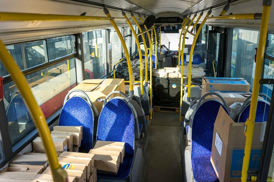 Wnętrze jednego z gdyńskich autobusów -pojazdy nie pojadą do Ukrainy puste, bo zostały wypakowane zarówno zastępczymi częściami mechanicznymi, jak i pomocą humanitarną