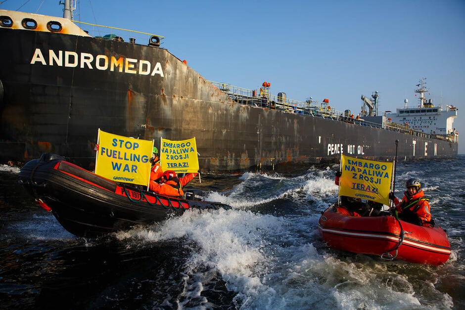 Aktywiści Greenpeace przeprowadzili w piątek, 25 marca, akcję protestacyjną na redzie gdańskiego portu