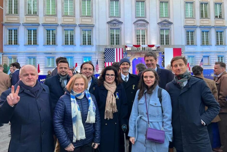 Grupa parlamentarzystów i samorządowców, wśród nich prezydent Gdańska przed spotkaniem z prezydentem USA
